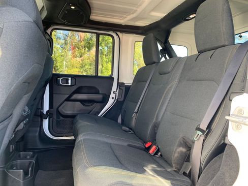 Used 2025 Jeep Wrangler Sahara image 24