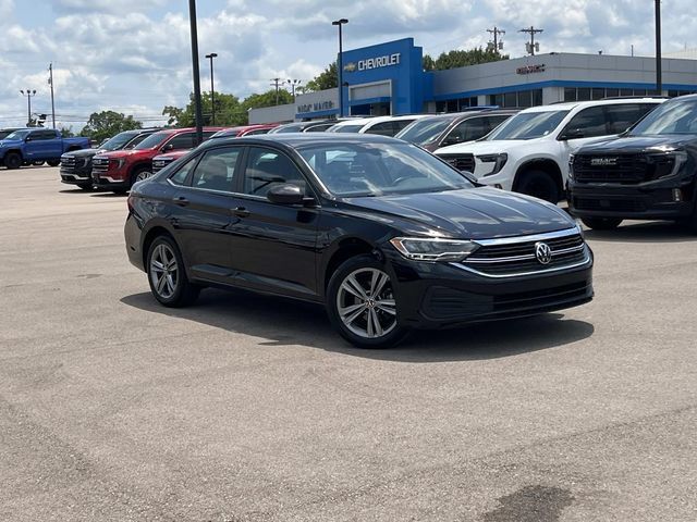 Used 2024 Volkswagen Jetta SE FWD image 2