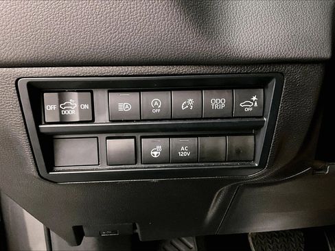 Used 2025 Toyota Tundra Limited AWD/4WD image 38