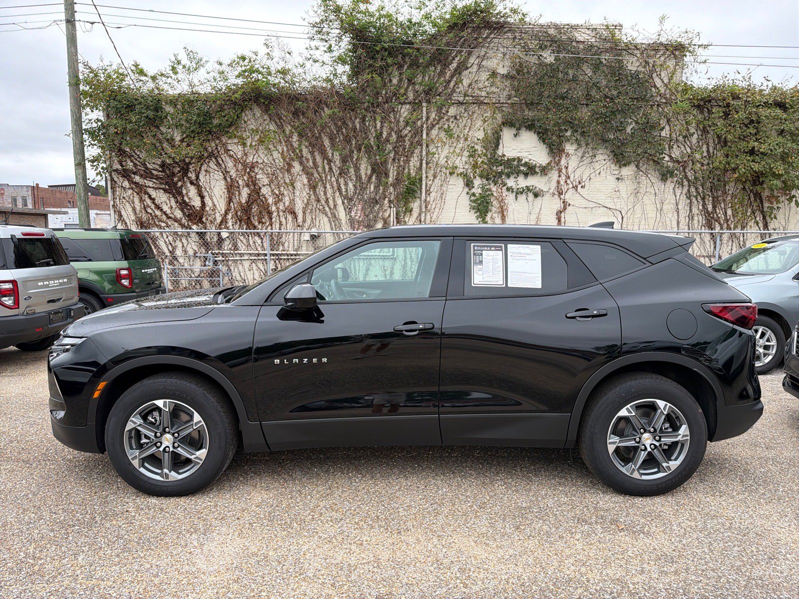 Used 2025 Chevrolet Blazer LT FWD image 3