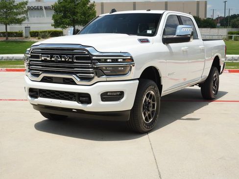 Used 2025 RAM 2500 Laramie AWD/4WD image 2