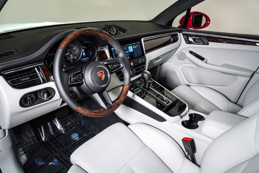 Certified 2026 Porsche Macan AWD/4WD image 4