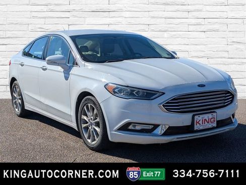 Used 2017 Ford Fusion SE image 1