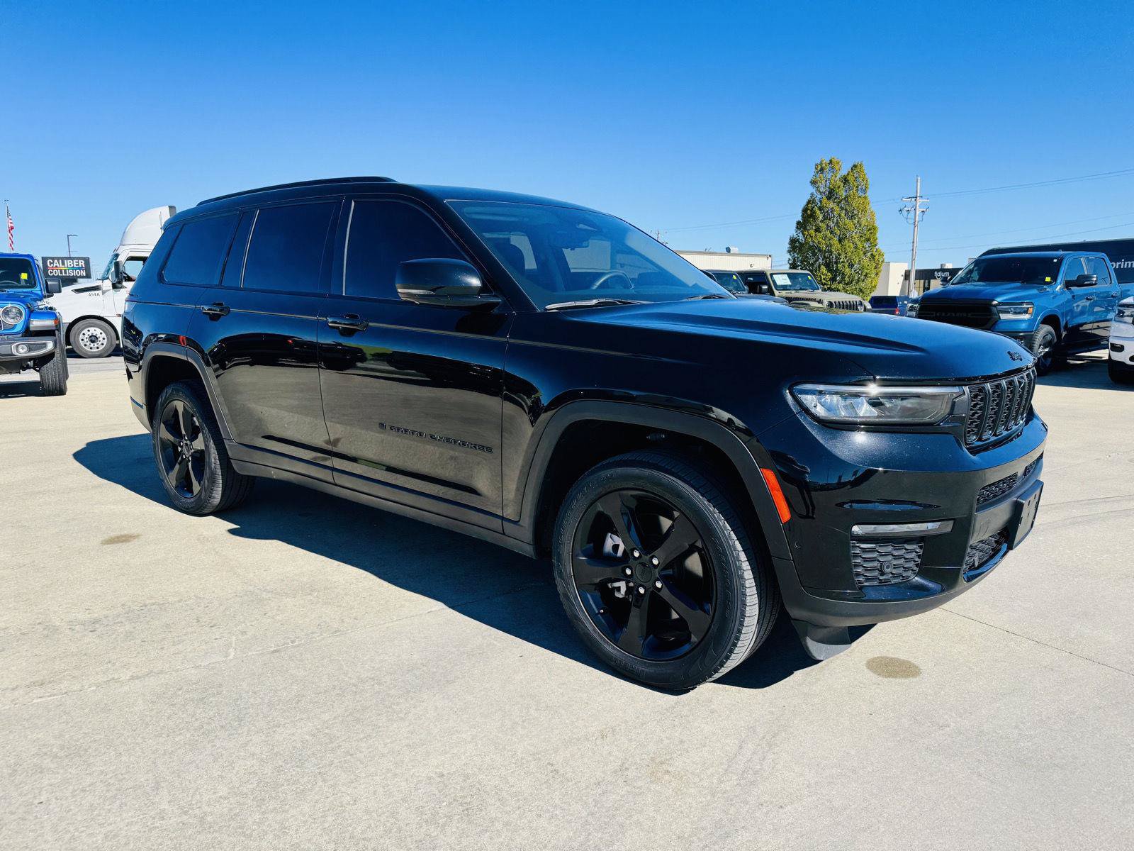 Used 2023 Jeep Grand Cherokee L Limited w/ Luxury Tech Group II AWD/4WD image 2