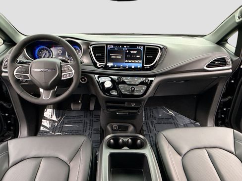 New 2026 Chrysler Pacifica Select image 3