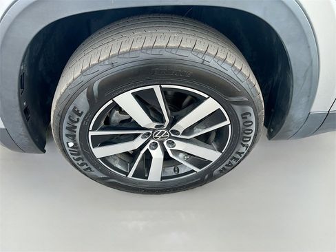 Used 2023 Volkswagen Atlas SE image 32