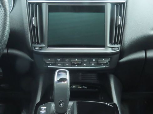 Used 2021 Maserati Levante image 14