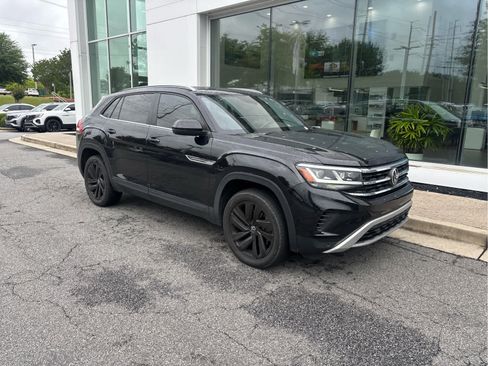 Used 2020 Volkswagen Atlas Cross Sport SE w/ Panoramic Sunroof Package FWD image 2