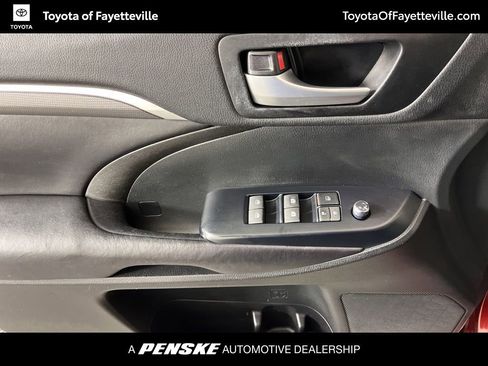 Used 2017 Toyota Highlander SE image 29