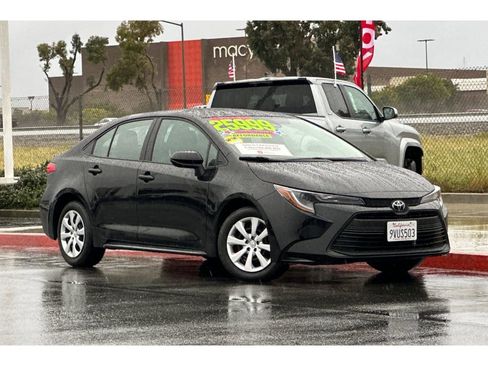 Used 2025 Toyota Corolla LE image 2