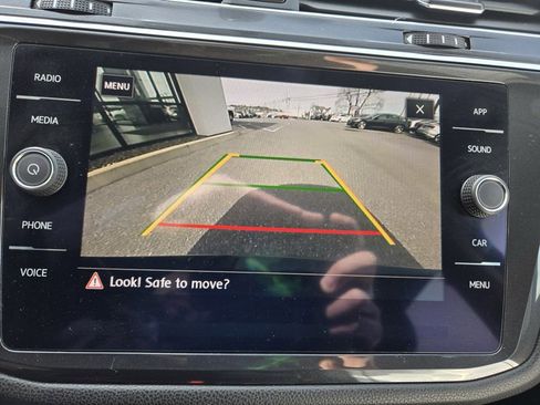 Used 2018 Volkswagen Tiguan SE image 16