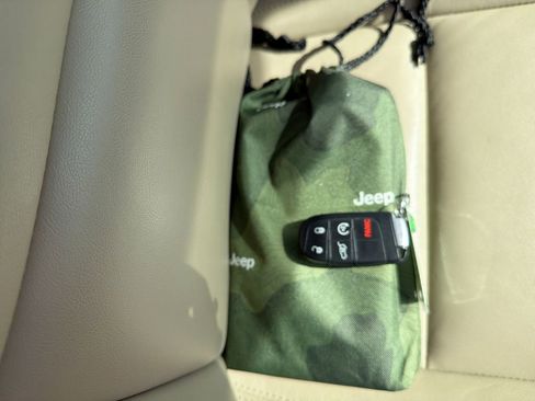 Used 2021 Jeep Grand Cherokee Limited image 40