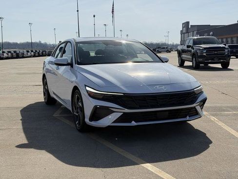 Used 2025 Hyundai Elantra SEL image 2