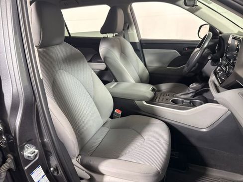 Used 2022 Toyota Highlander LE AWD/4WD image 14