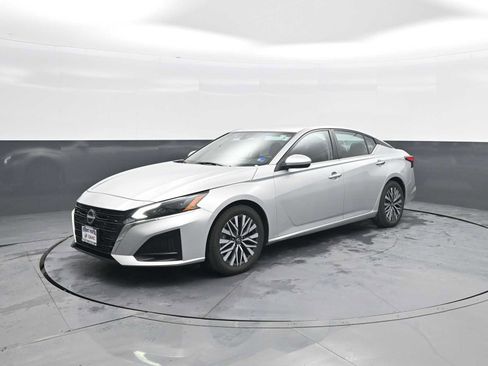 Used 2023 Nissan Altima 2.5 SV image 4