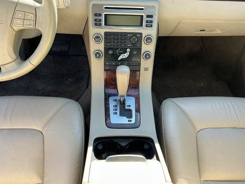 Used 2008 Volvo V70 FWD image 23