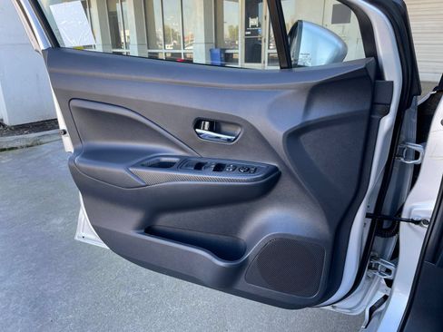 Used 2025 Nissan Versa SV FWD image 18