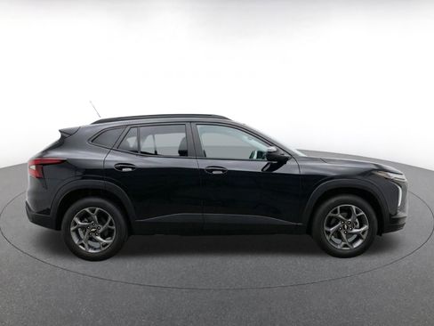 Used 2025 Chevrolet Trax LT w/ LT Convenience Package FWD image 10