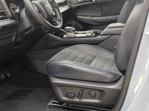 Used 2025 Mitsubishi Outlander SE image 23