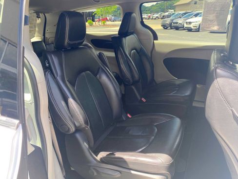 Used 2022 Chrysler Pacifica Touring-L FWD image 31