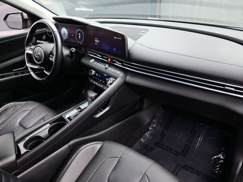 Certified 2023 Hyundai Elantra Limited w/ Preferred Accessory Package image 15