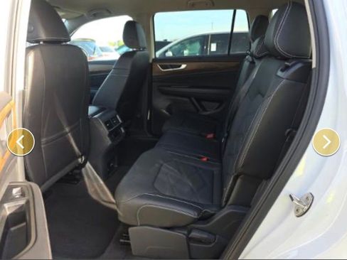 Certified 2025 Volkswagen Atlas SE image 4