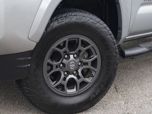 Used 2018 Toyota Tacoma SR5 RWD image 16