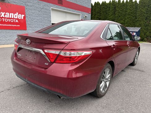 Used 2015 Toyota Camry SE w/ Moonroof Package FWD image 3