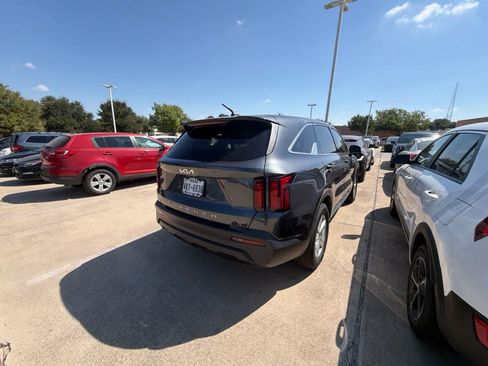 Used 2022 Kia Sorento LX FWD image 7