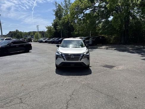 Used 2024 Nissan Rogue S image 2