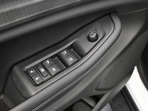 Used 2025 Jeep Grand Cherokee Laredo image 16