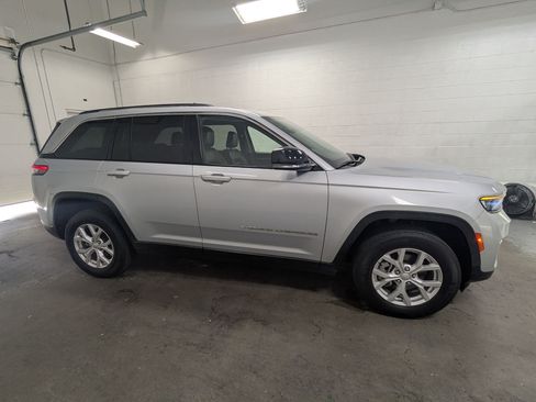 Used 2023 Jeep Grand Cherokee Limited AWD/4WD image 3