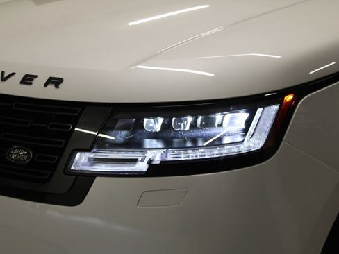 Used 2025 Land Rover Range Rover SE image 11