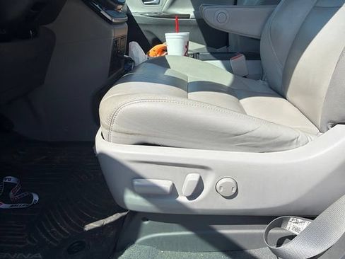 Used 2020 Toyota Sienna XLE Premium FWD image 8
