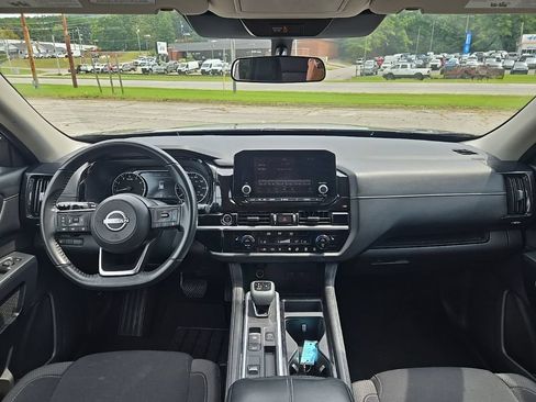 Used 2024 Nissan Pathfinder SV FWD image 3