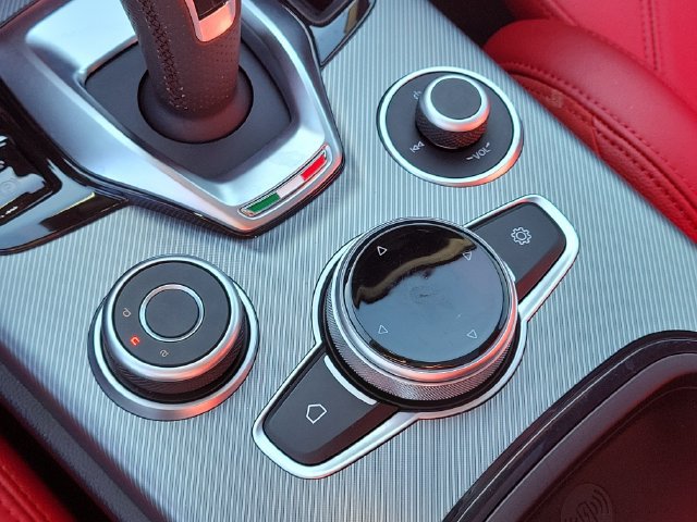 Used 2024 Alfa Romeo Stelvio Veloce AWD/4WD image 30