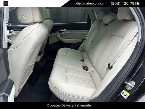 Used 2021 Audi e-tron Premium w/ Towing Package image 21