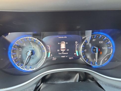 Used 2020 Chrysler Pacifica Touring-L w/ Advanced Safetytec Group FWD image 22