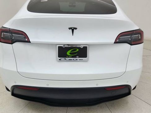 Used 2021 Tesla Model Y Long Range image 12