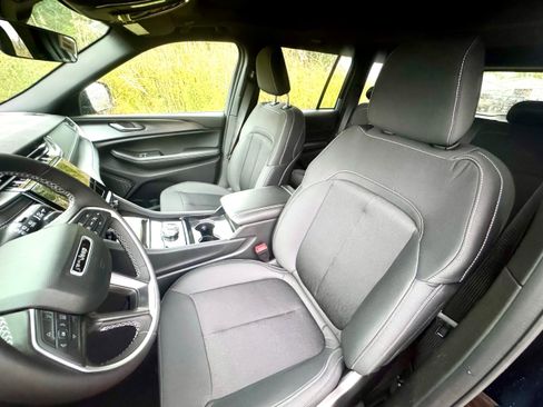 New 2025 Jeep Grand Cherokee Laredo X w/ Luxury Tech Group I image 8