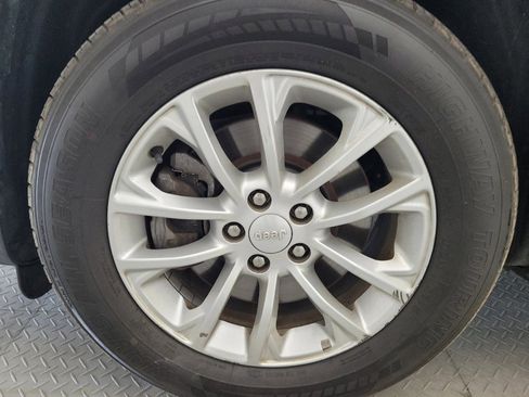 Used 2019 Jeep Cherokee Latitude w/ Cold Weather Group FWD image 31