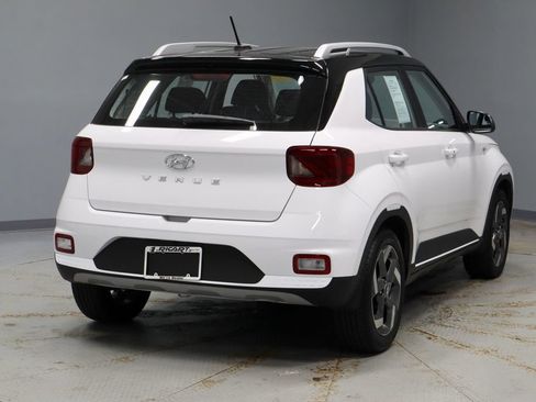 Used 2024 Hyundai Venue Limited FWD image 13
