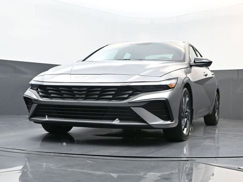 Certified 2025 Hyundai Elantra Sport image 27