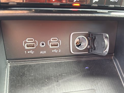 Used 2025 Jeep Grand Cherokee Altitude AWD/4WD image 28