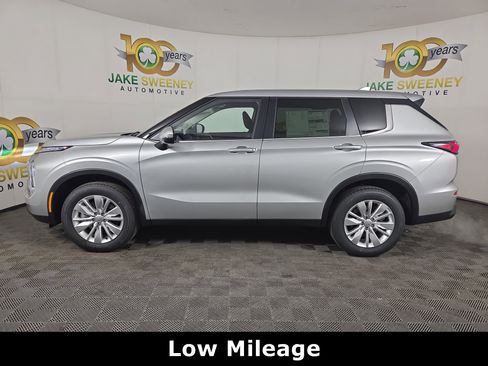 New 2026 Mitsubishi Outlander ES image 4