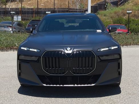 New 2026 BMW 760i xDrive w/ Executive Package AWD/4WD image 2