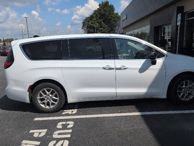 Used 2024 Chrysler Pacifica Touring-L FWD image 8