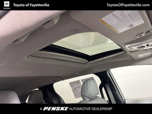 Certified 2025 Toyota Sienna XLE FWD image 6