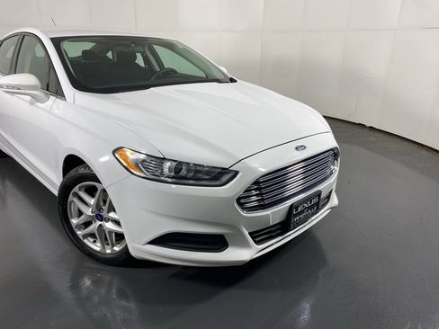Used 2014 Ford Fusion SE image 2