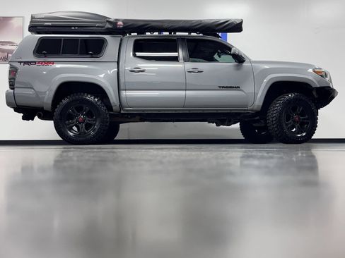 Used 2019 Toyota Tacoma TRD Sport w/ Technology Package AWD/4WD image 3